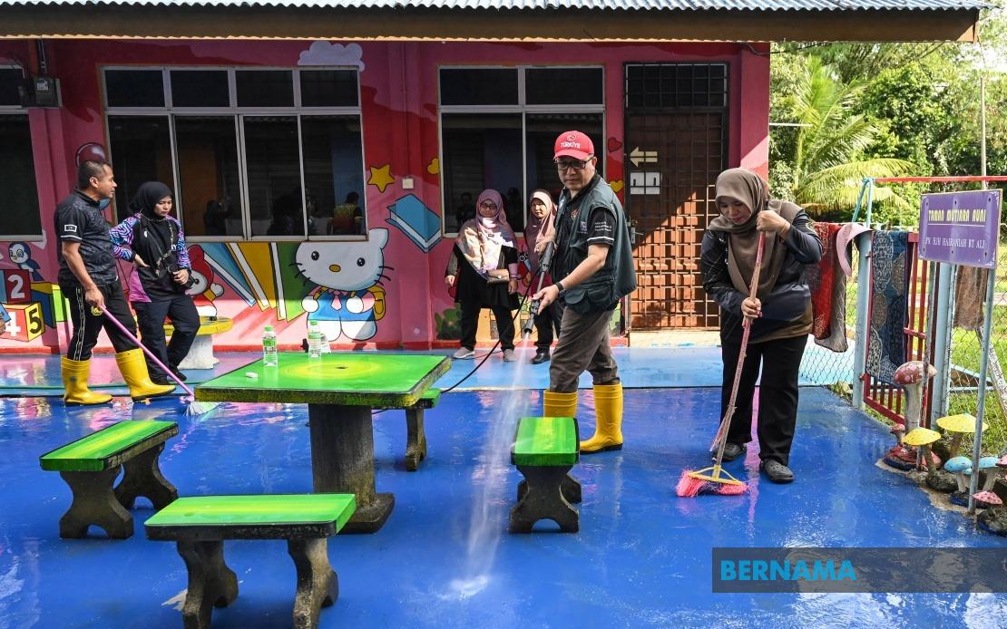bernamadotcom's tweet photo. Empat sekolah di Terengganu masih ditutup akibat banjir 

https://t.co/3K1SvLPknl 

#BernamaNews 
#Banjir https://t.co/7vPT6AXl9G