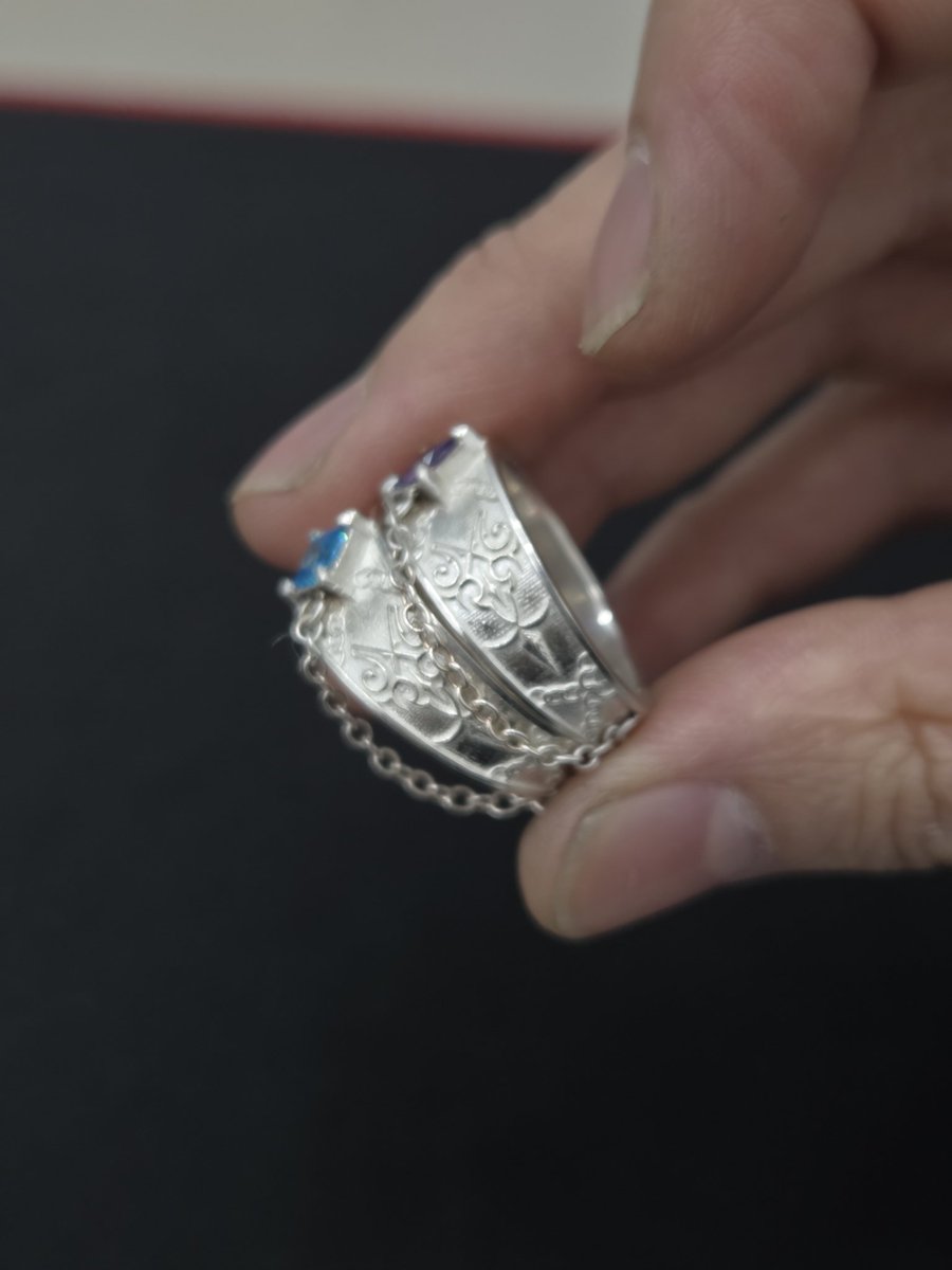 우노랑 지크하트로 커플링 제작했는데 너무 마음에 들어서 자랑하러... 🥹
우노 우로보로스 문양이랑 지크하트 카나반 문양 각인 새겨둔 건데 너무너무 예쁘게 잘 나왔어요 🥹🥹🥹🥹🥹🥹 앙 행복해