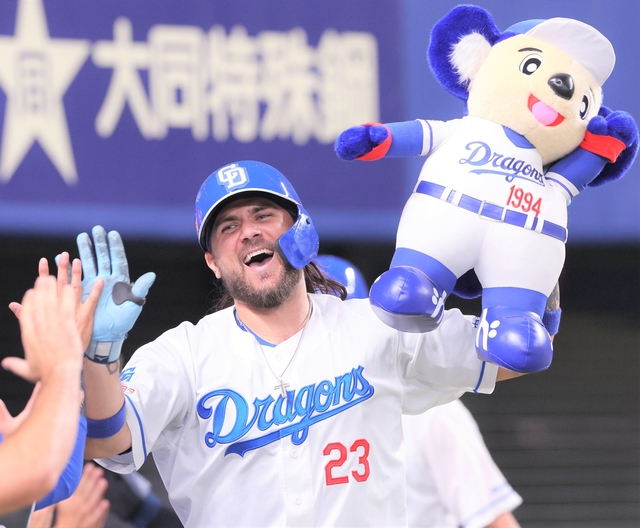 【中日】鮮烈デビュー弾・チェイビス、防御率1.95のマルテが保留名簿から外れ自由契約に...メヒア、マラー、ボスラーらは名簿入り
news.yahoo.co.jp/articles/31a56…

■プロ野球　NPB（日本野球機構）は2日、12球団の契約保留選手名簿を公示した。中日ではマイケル・チェイビス内野手（30）とジュニオル・...