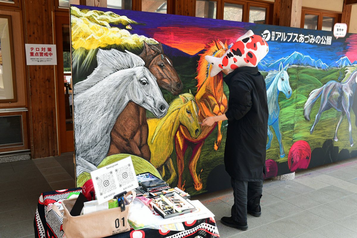 ただいま「干支の黒板アート」制作中！🖌️  制作風景を間近で楽しめる「ライブドローイング」も。巨大黒板が完成していく迫力をその場で体感してください。繊細な筆致や、光を捉える表現も見どころ。作家本人から制作の意図や技法を直接聞ける、貴重な機会です。12/5完成  ... アルパカポスターキャンバスアートペインティングアニマルプリントウォールアート保育園の写真ラマ黒と白の壁キッズルームの装飾壁画-60x