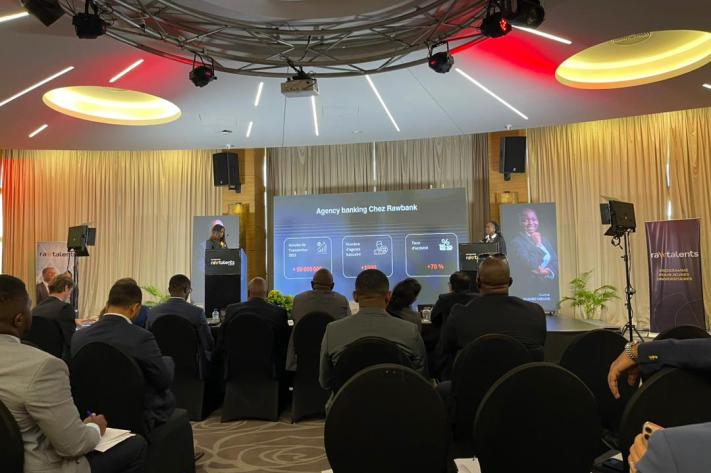 mediacongo's tweet photo. #RDC: En finale de la 6e édition de #Rawtalents, un programme de @Rawbank_sa dédié à la formation et à la montée en compétences des jeunes talents congolais, trois groupes finalistes, à savoir, #Kemet, #Dokolo et #Ishango, ont présenté, à #Kinshasa, des projets de créativité, d'analyse fine du marché et de volonté d’améliorer l’expérience client d'#Illicocash
https://t.co/DZzAbH1QKp