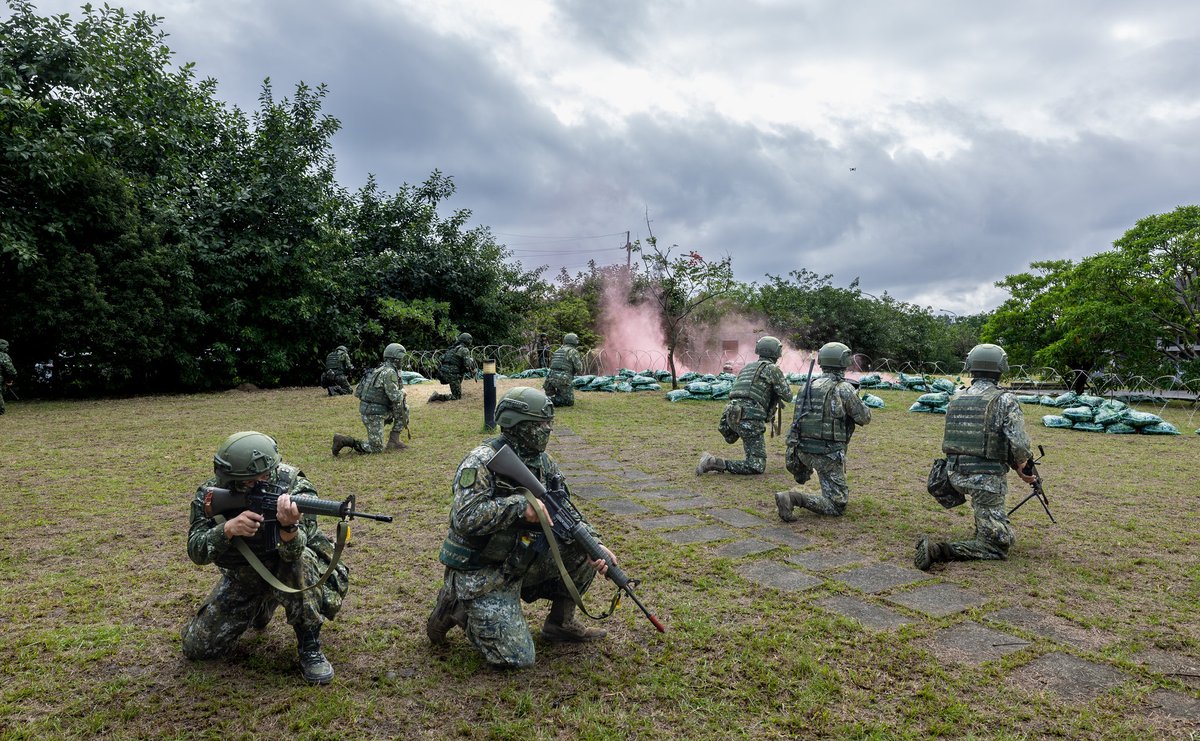 MoNDefense's tweet image. President @ChingteLai visited the Yilan Reserve Brigade today to commend reservists participating in refresher training. He emphasized that the new training approach enhances reserve combat readiness and strengthens Taiwan’s defense posture.
#PeaceThroughStrength
#ROCArmedForces