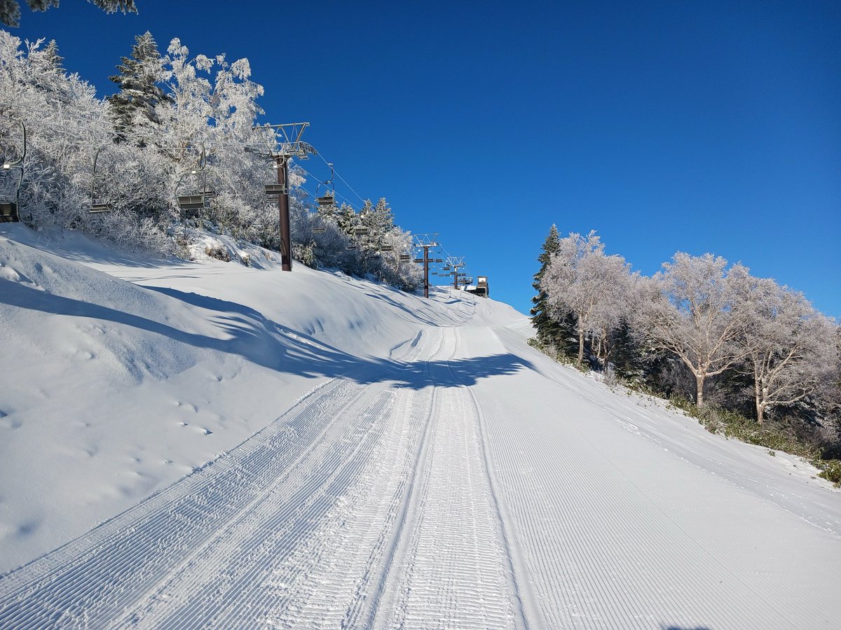 竜王スキーパーク 12/6(土) OPEN予定🎉 竜王スキーパーク（@ryuooski）さんから 最新のゲレンデ写真が届きました📸❄️  いよいよ今シーズンもスタートします！ 竜王スキーパーク リフト券付ツアーはこちら ▶︎https://t.co/jA8CoxbP11