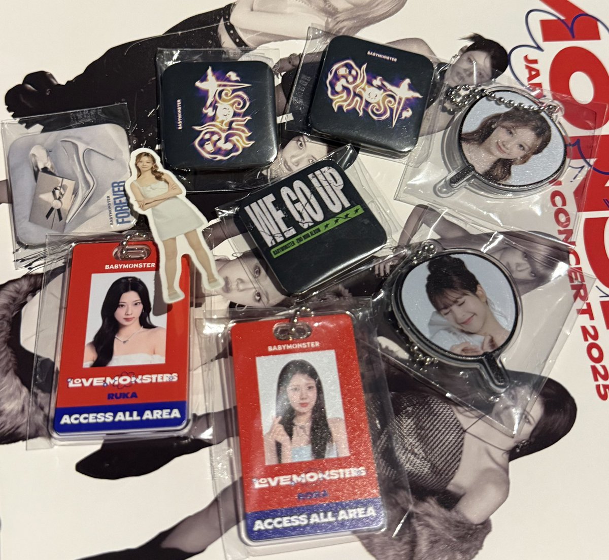 mao_0508's tweet photo. BABYMONSTER 
Love Monsters グッズ 交換 

【譲】画像1枚目
【求】定価、画像2枚目の印ついているもの
フレークシール：アサ
      
本日有明アリーナで手渡し可能です！
お気軽にお声がけください🙇‍♀️
#babymonster https://t.co/6ZLXtawUoI