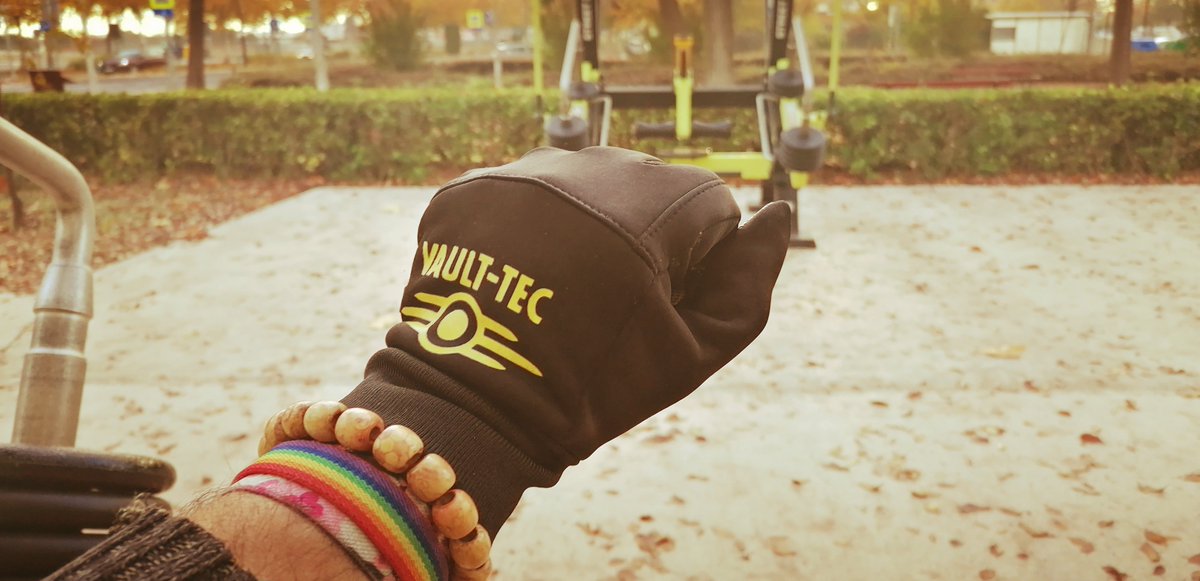 Aquí uno preparándose para unirse a las nuevas facciones de Burning Springs En Fallout 76, 'building mass with sass'. ¿Qué os parecen los guantes, <a href="/bethesda_ESP/">Bethesda Español</a>? Regalo de graduación en Vault Tec 😜