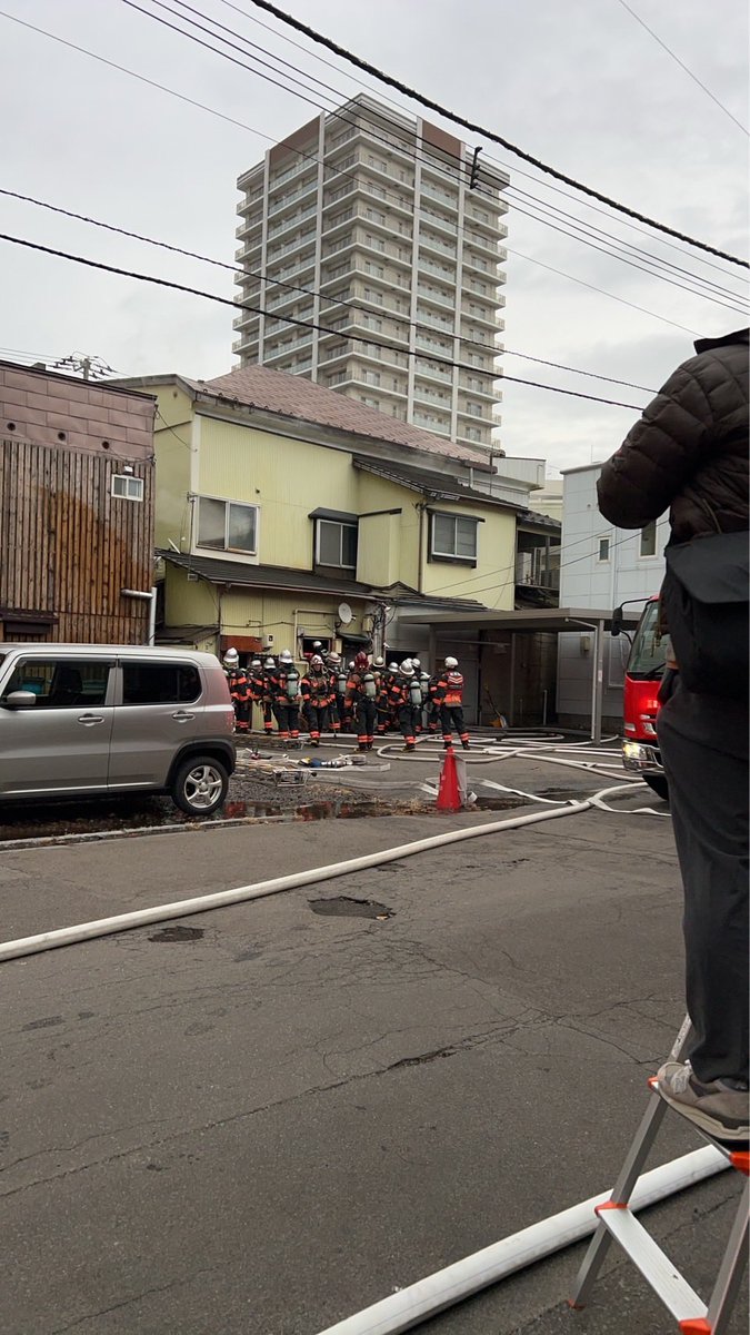 DAX_R1000's tweet photo. @hakodate119 大通りの一本裏の家の2階が火元みたいです。 https://t.co/cNVayopIt9