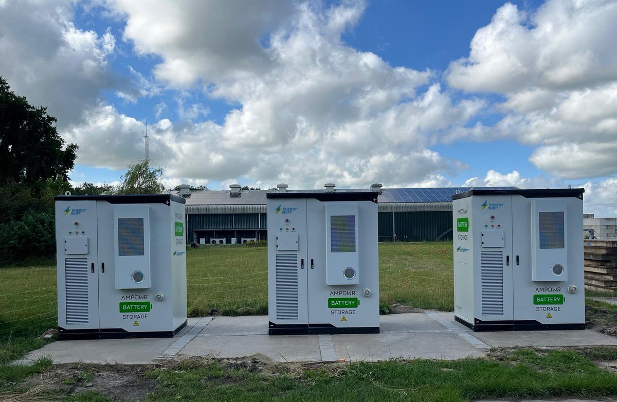 𝗦𝗹𝗶𝗺 𝗼𝗽𝘀𝗹𝗮𝗮𝗻, 𝗱𝘂𝘂𝗿𝘇𝗮𝗮𝗺 𝘁𝗲𝗹𝗲𝗻: 𝟯𝘅 𝟮𝟭𝟱 𝗸𝗪𝗵 𝗮𝗰𝗰𝘂'𝘀 𝗴𝗲𝗽𝗹𝗮𝗮𝘁𝘀𝘁
Bij Pronk in De Goorn, teler van diverse groentesoorten, hebben we recent drie Ampowr 100 kW/215 kWh accu's geplaatst.

💬 energyshift.nl/gratis-adviesg….

#energieopslag