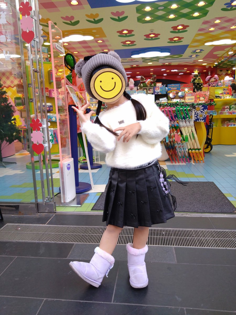 yunore1's tweet photo. 今日は原宿へ😊着いて早々に入ったお店で白のニットとレザーのスカートを発見して、「これを着て原宿を歩きたい❗」と懇願してきた三女😅甘々な旦那がいいよって購入😓原宿にはボンボンドロップシールが品揃えすごくて娘達大喜び😆たくさん買わされました💦
#トリサポファミリーの日常 https://t.co/itAZXXRa9j