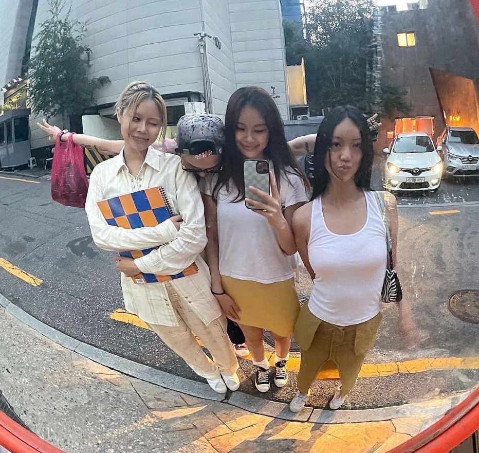 GD girl squad also congratulate GD wins in MAMA 😍
"Oppa so cool" 🏅🥇
#GDRAGON 💝🤗