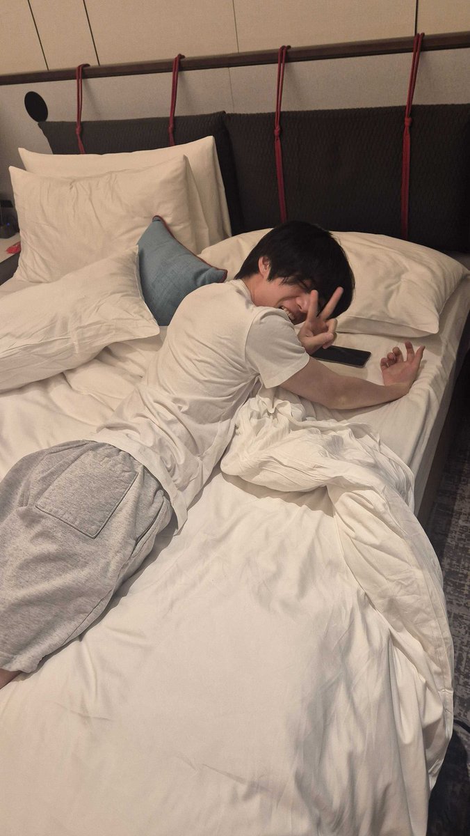 Bxmgui's tweet image. ถ้าเงาในกระจกเป็นบอม มีคนสิ้นนะพูดเลย