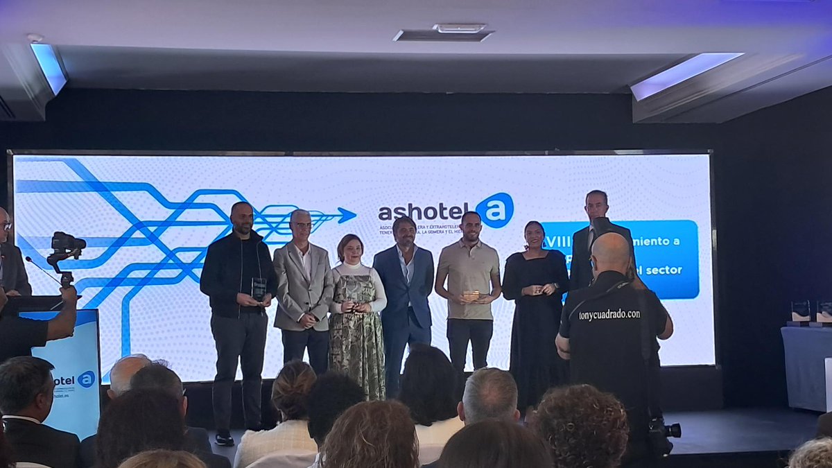 Nuria Dorta (BLUESEA Lagos de Cesar) y Francisco Javier González (BLUESEA Interpalace) han sido reconocidos por <a href="/Ashotel/">Ashotel</a> en su VIII acto anual por su dedicación y compromiso diario. ¡Enhorabuena a ambos por representar tan bien a BLUESEA! 💙
#TakeMeThere #Ashotel #BlueSeaHotels