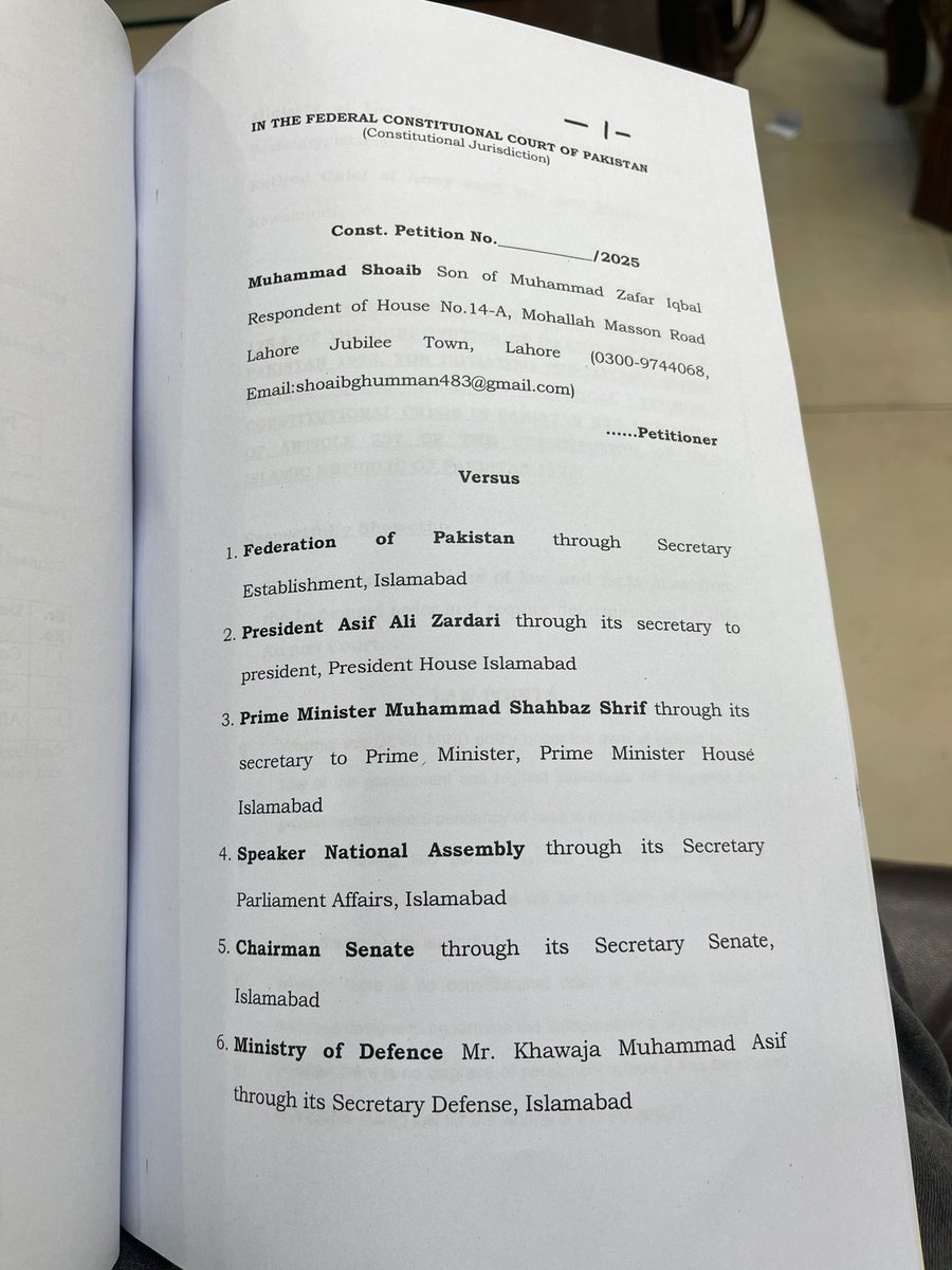 rizwanghilzai's tweet image. ⬅️وفاقی آئینی عدالت میں صدر، وزیراعظم اور آرمی چیف کیخلاف آرٹیکل 6 کی کارروائی کیلئے درخواست دائر 

⬅️سپیکر، چیئرمین سینیٹ، وزیر دفاع، وزیرقانون کیخلاف بھی آرٹیکل 6 کی کارروائی کی استدعا

⬅️آرمی چیف جنرل عاصم منیر کیخلاف بھی آرٹیکل 6 کی کارروائی کی استدعا

⬅️عام انتخابات کا جائزہ…