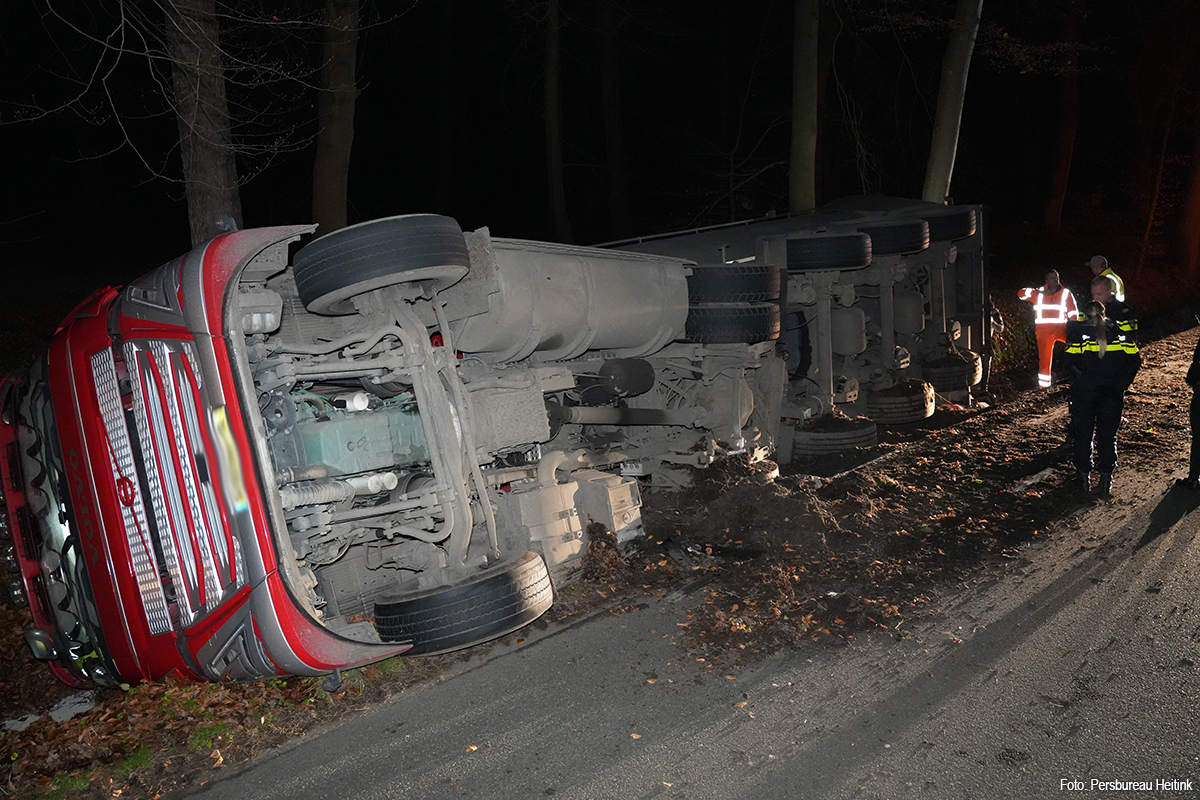 Vrachtwagen met melk kantelt in sloot in Voorst