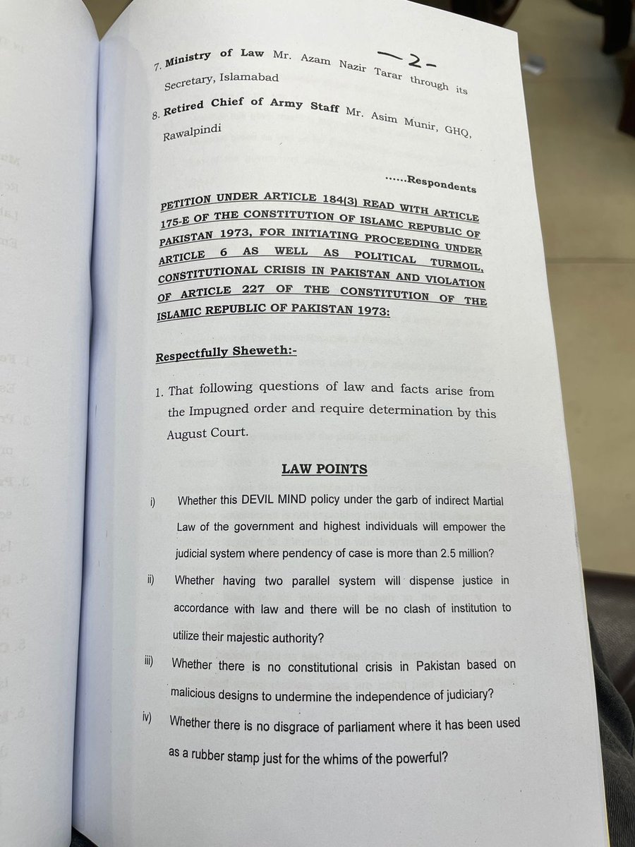 rizwanghilzai's tweet image. ⬅️وفاقی آئینی عدالت میں صدر، وزیراعظم اور آرمی چیف کیخلاف آرٹیکل 6 کی کارروائی کیلئے درخواست دائر 

⬅️سپیکر، چیئرمین سینیٹ، وزیر دفاع، وزیرقانون کیخلاف بھی آرٹیکل 6 کی کارروائی کی استدعا

⬅️آرمی چیف جنرل عاصم منیر کیخلاف بھی آرٹیکل 6 کی کارروائی کی استدعا

⬅️عام انتخابات کا جائزہ…
