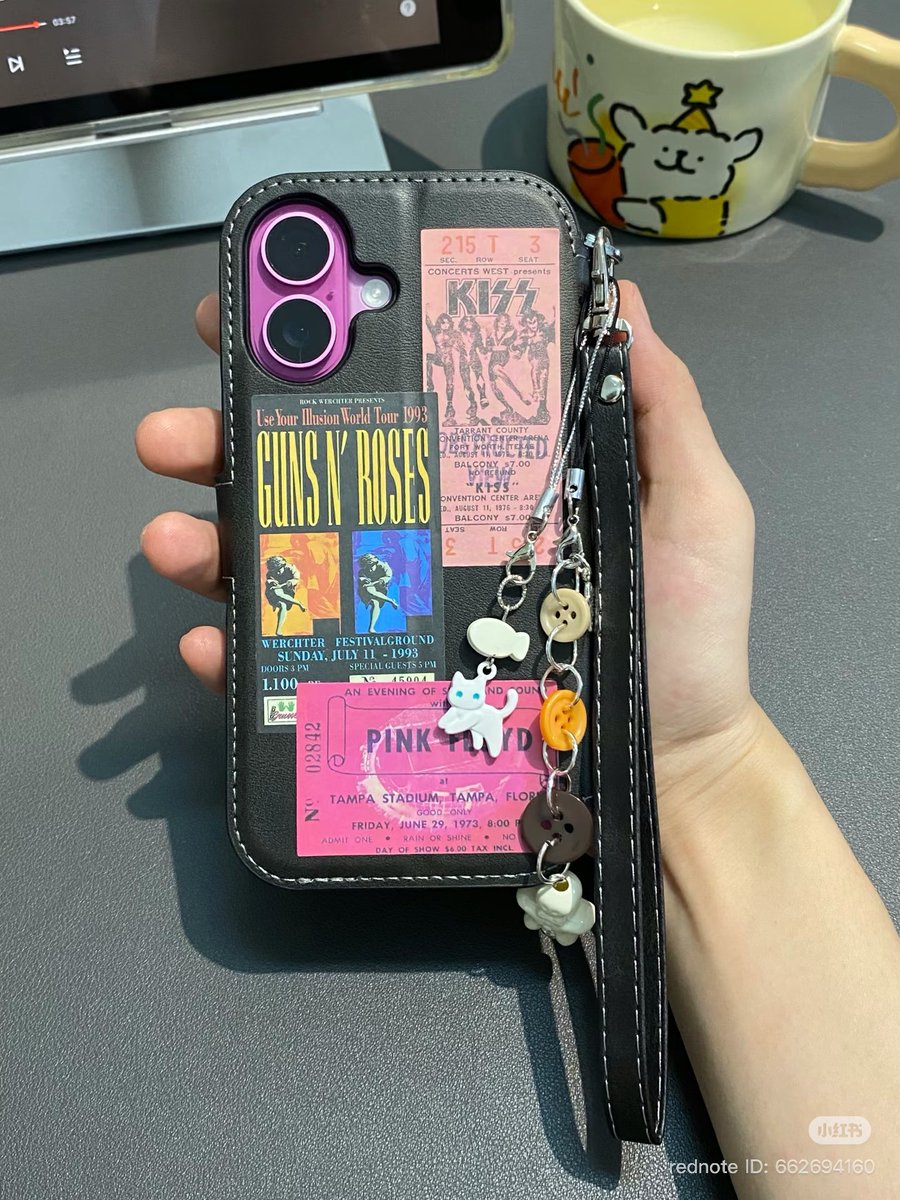 yqounger's tweet image. POV: You're now interested in flip-cases. because (tbh) they don't look old-fashioned anymore once you decorate them❤️‍🔥📱💃🏻