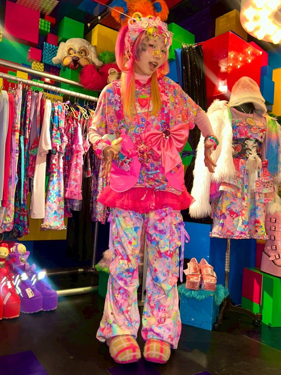 新作のリバーシブルベストとPlushie paradise柄のパンツで重ね着したら