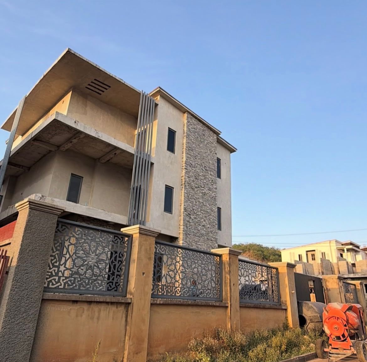 For sale!!!

Newly developed 6bedrooms fully detached duplex with a privately gated compound and 1 room boys quarters available for sale.

Note: Semi Finished!

Location: Apo - Abuja

Price: 350M Naira