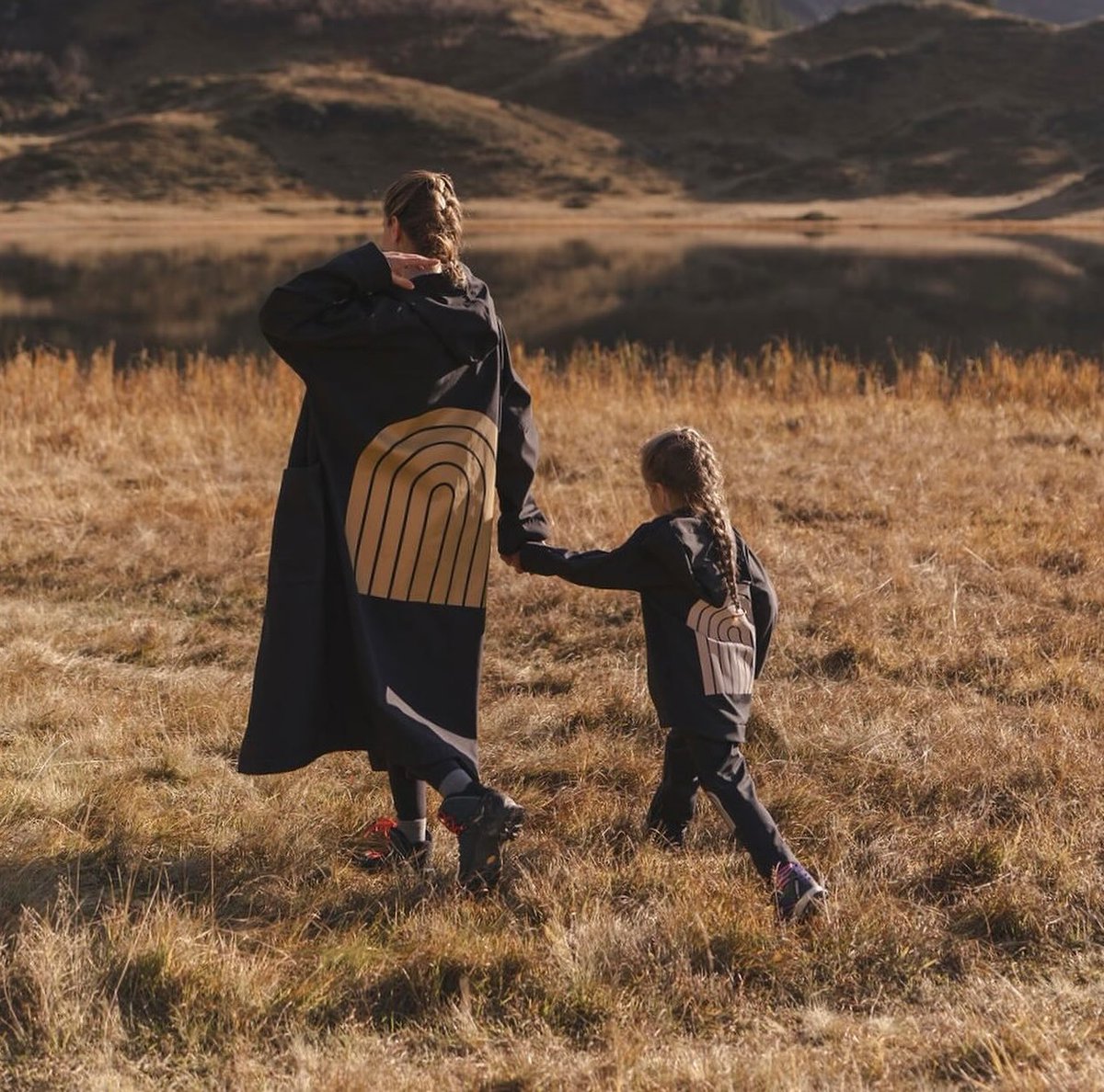 05.12. kopā ar NIP 1. stāva kaimiņiem
<a href="/smalkaismuslis/">smalkaismuslis</a>, MOON COATS un Sage Green atvērto durvju diena!  Iepazīsties ar <a href="/smalkaismuslis/">smalkaismuslis</a>
jaunajiem “superfūdiem”, pie mums katram apavu pirkumam klāt neliela dāvniņa, MOON COATS pērkot jaku dāvanā pa brīvu dizaina atstarotājs. Tiekās!