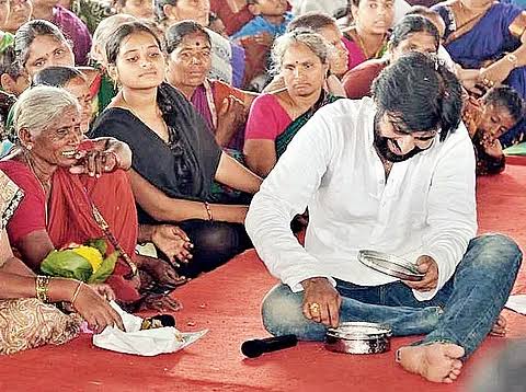 TeluguChegu's tweet image. పాపం మన గొంతు అయి,మన కోసం మన సమస్యలు కోసం ఎలుగెత్తి చాటి మాట్లాడిన పవన్ మాటలు పడుతున్నాడురా అని కోనసీమ,కోస్తాంధ్ర ప్రజలు తీవ్ర భావోద్వేగానికి గురువుతున్నారు 

- పవన్ కళ్యాణ్ తెలంగాణ సంస్కృతిని గౌరవిస్తాడు, తన సినిమాల్లో దైనందిక జీవితంలో ఆ సంస్కృతిని భాగం చేసుకున్నాడు.
- తెలంగాణ…