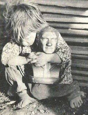 "Oğlum git de yemek ve ayakkabı paramızla bi Atatürk büstü al"

"Seninle gurur duyuyorum baba, en büyük Atatürk!"

"En büyük Atatürk"