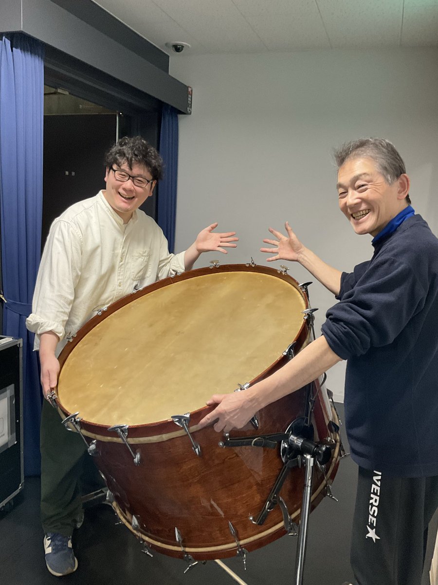 OBの三上さんにお手伝い頂き大太鼓の皮の張り替えをしました。

前田「三上さんに、お手当とか御礼しなきゃですよねぇ」
三上「現役時代の失敗をチャラにしてもらうという事でいいよ」
こじろう「それじゃ足りないわwww」

いつもは孤独な作業ですが今日は楽しい皮張りでした😃