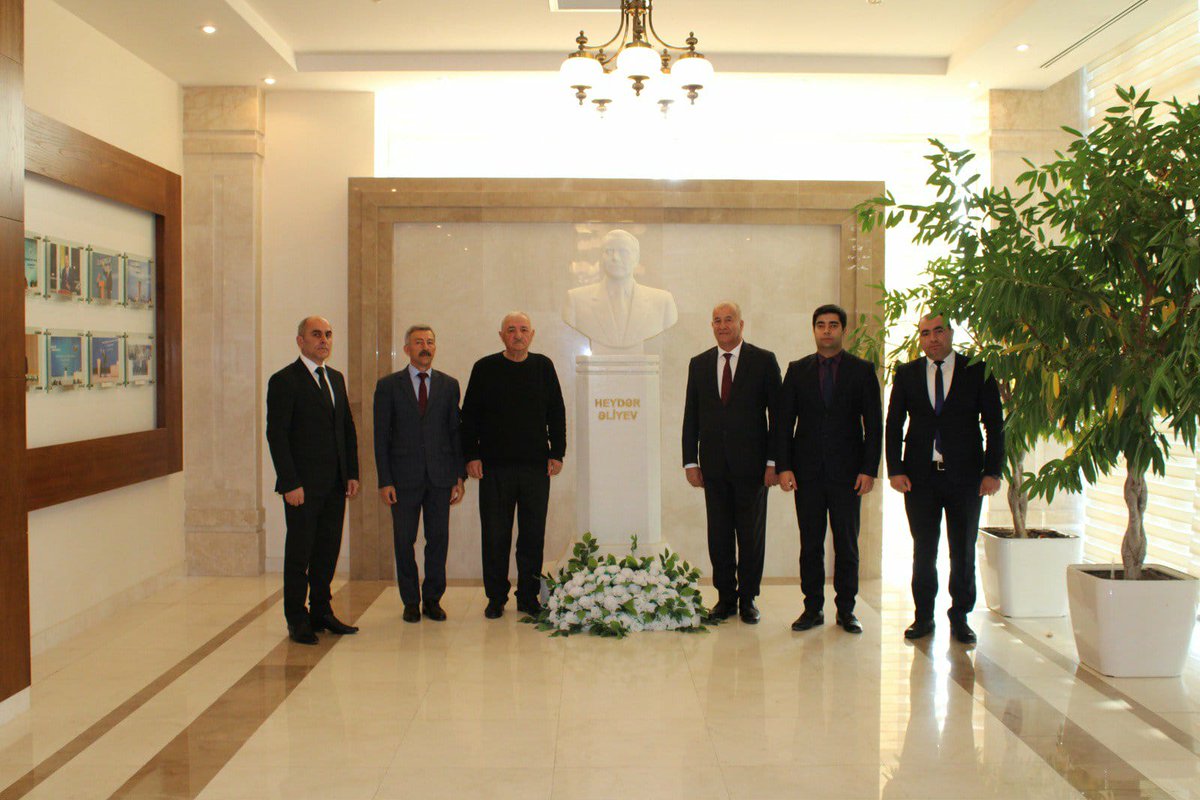 Partiya veteranı Mirzəcanov Akif Əmircan oğlunun 75 illik yubileyi qeyd olunmuşdur.
Yeni Azərbaycan Partiyası Qəbələ rayon təşkilatı tərəfindən partiyanın veteran üzvü Akif Mirzəcanovun 75 illik yubileyi münasibətilə onunla görüş keçirilmişdir.