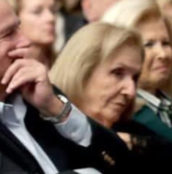 Είναι απίστευτο πόσο κόσμο διαφορετικής ιδεολογίας είναι διατεθειμένος ο πατριώτης να γλείψει για το μεροκάματο.