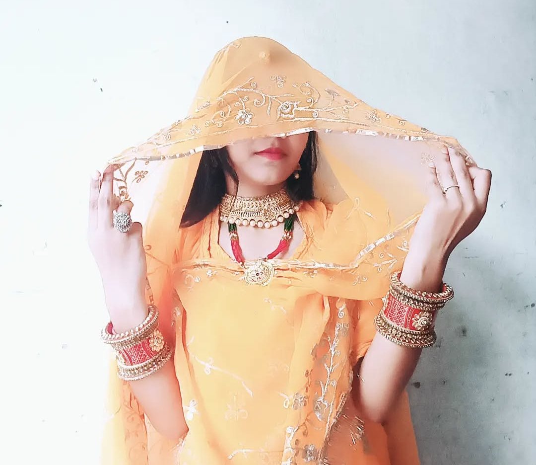 Manu_choudhary4's tweet image. इस संसार में हर कोई तुम्हारी भावनाओं को समझने के लिए नहीं होता कुछ बस दिखावा करते हैं कि वो आपके अपने हैं। 
ये कुछ समय भर का आकर्षण होता है उनका या फिर समय व्यतीत करने का उपाय, इस लिए अपनी भावनाओं को बचा कर रखो यहां हर व्यक्ति स्वार्थी है हर व्यक्ति झूठा है अपना सुख चाहता है...!!