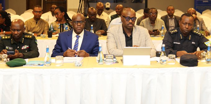 Mamaurwagasabo1's tweet image. Kuri uyu wa Kabiri mu Ntara y'Iburasirazuba, Umuyobozi Mukuru Wungirije wa #RGB Dr.@Felicienus afatanyije na Guverineri w'Intara y'Iburasirazuba @PudenceR bayoboye inama yahuje abayobozi b’inzego z’ibanze n’Ihuriro ry’Abafatanyabikorwa mu iterambere (JADF) ku rwego rw’Intara.