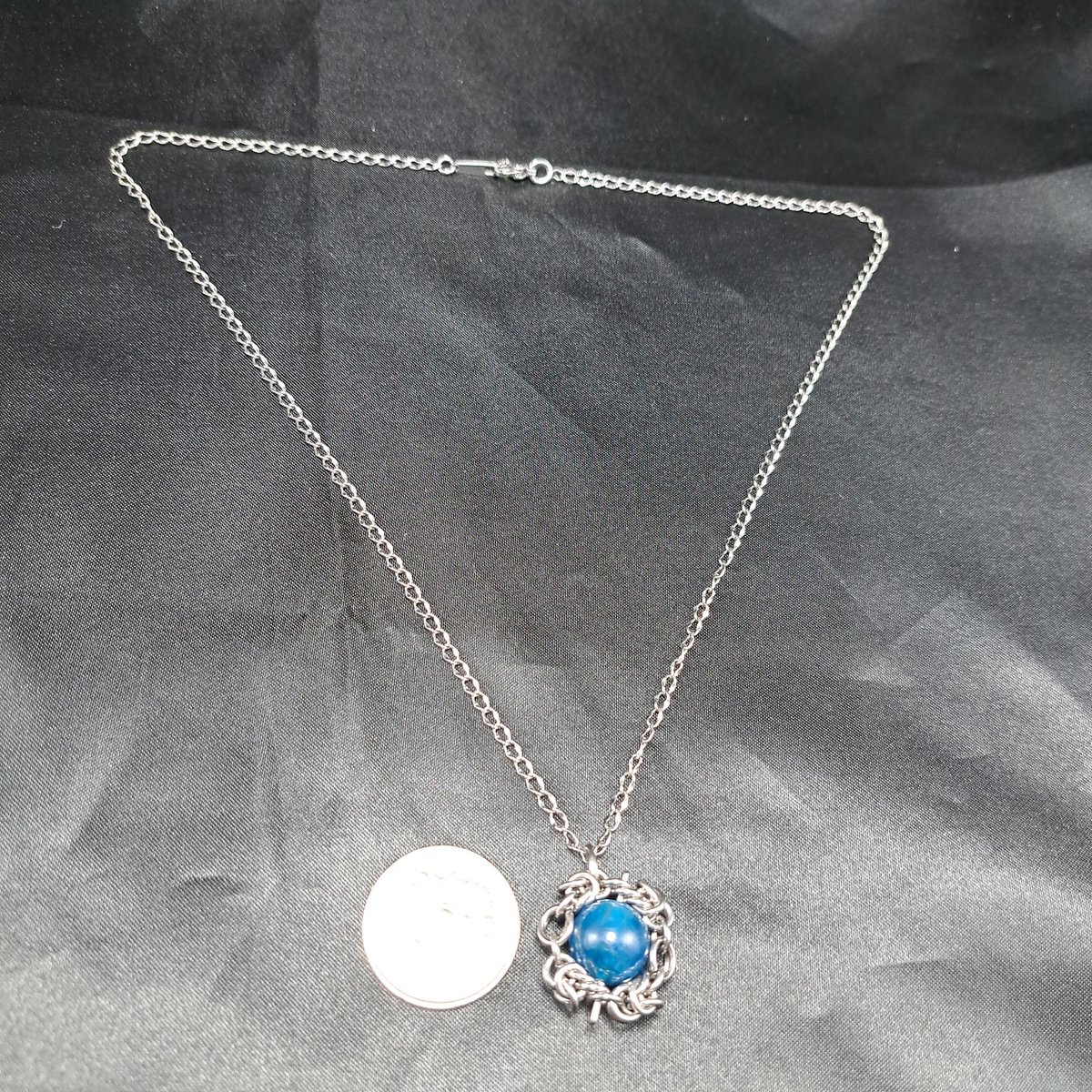 最近出展で「青色でお勧めは？」と 効かれると真っ先に頭に過る #アパタイト 補充🙌

何と言ってもこのネオンブルーの発色の良さ！
 緑色も若干入り、色合いに深みを出していて良い♪

自然のものなので岩肌からこんな色合いの天然石が出てくるんだろうけど、出てきた時の感動って凄いだろうなぁ…