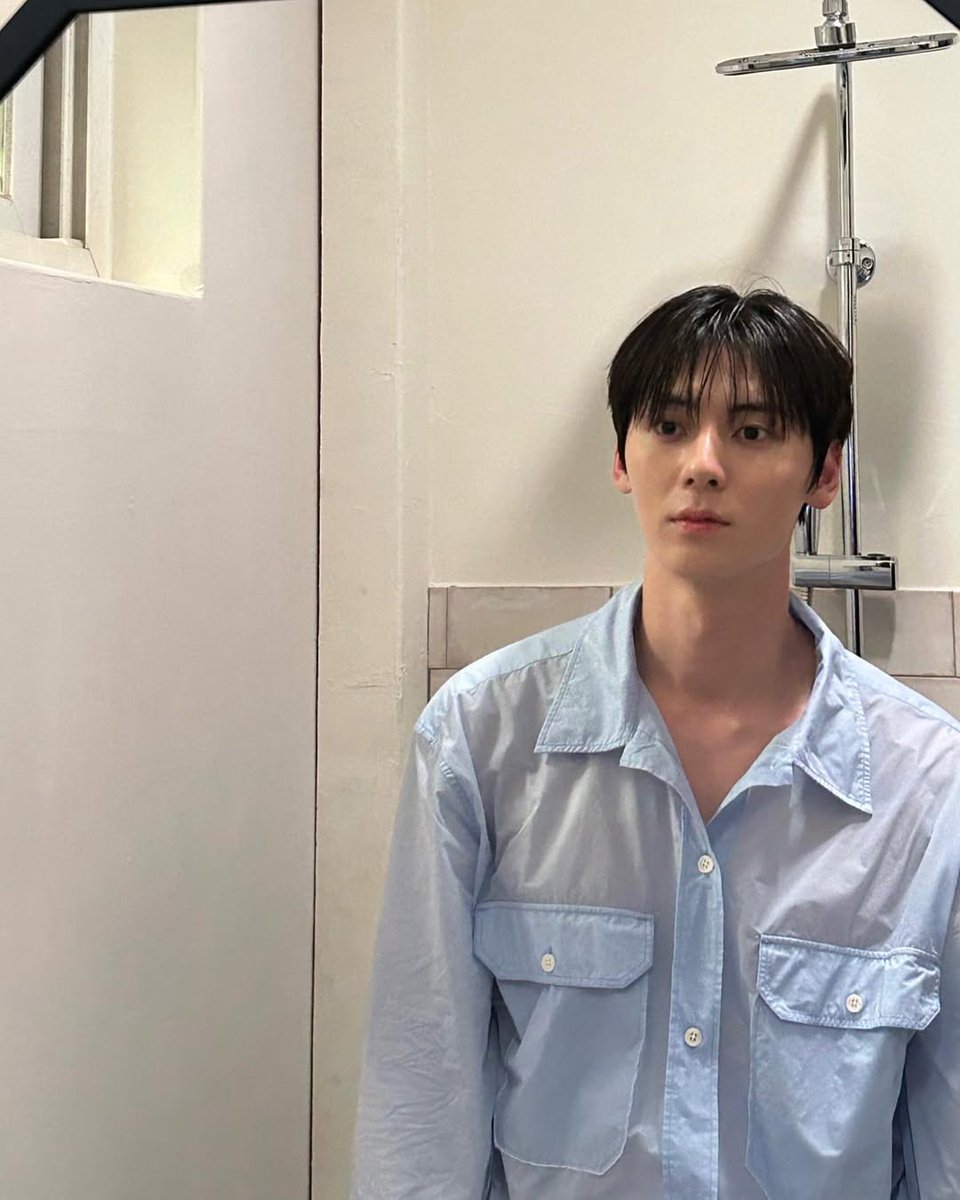 highcutstar's tweet image. 저기 황민현 씨, 잘생긴 거 축하하고 전역 18일 남은 것도 축하해요. 2024년 3월 21일 입소한 그가 곧 우리의 품으로 올 날이 머지않았습니다.

다시금 그의 피드를 보며 추억 회상하기. 12월 20일 그의 전역만 기다리고 있다면 손! 🥳