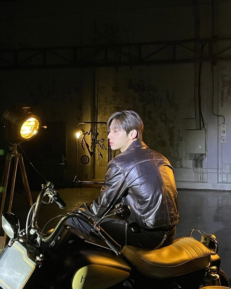 highcutstar's tweet image. 저기 황민현 씨, 잘생긴 거 축하하고 전역 18일 남은 것도 축하해요. 2024년 3월 21일 입소한 그가 곧 우리의 품으로 올 날이 머지않았습니다.

다시금 그의 피드를 보며 추억 회상하기. 12월 20일 그의 전역만 기다리고 있다면 손! 🥳