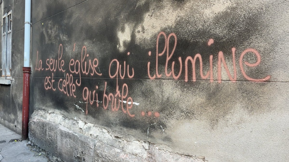 lechochretien's tweet image. 🚨⛪ ALERTE | À Marseille, dans le 4e arrondissement, l’église des Chartreux a été PROFANÉE.

Des TAGS ANTICHRÉTIENS ont été découverts sur l’un des murs de l’édifice :

• &quot;Si Dieu existe, il faut le brûler&quot;
• &quot;La seule église qui illumine est celle qui brûle&quot;