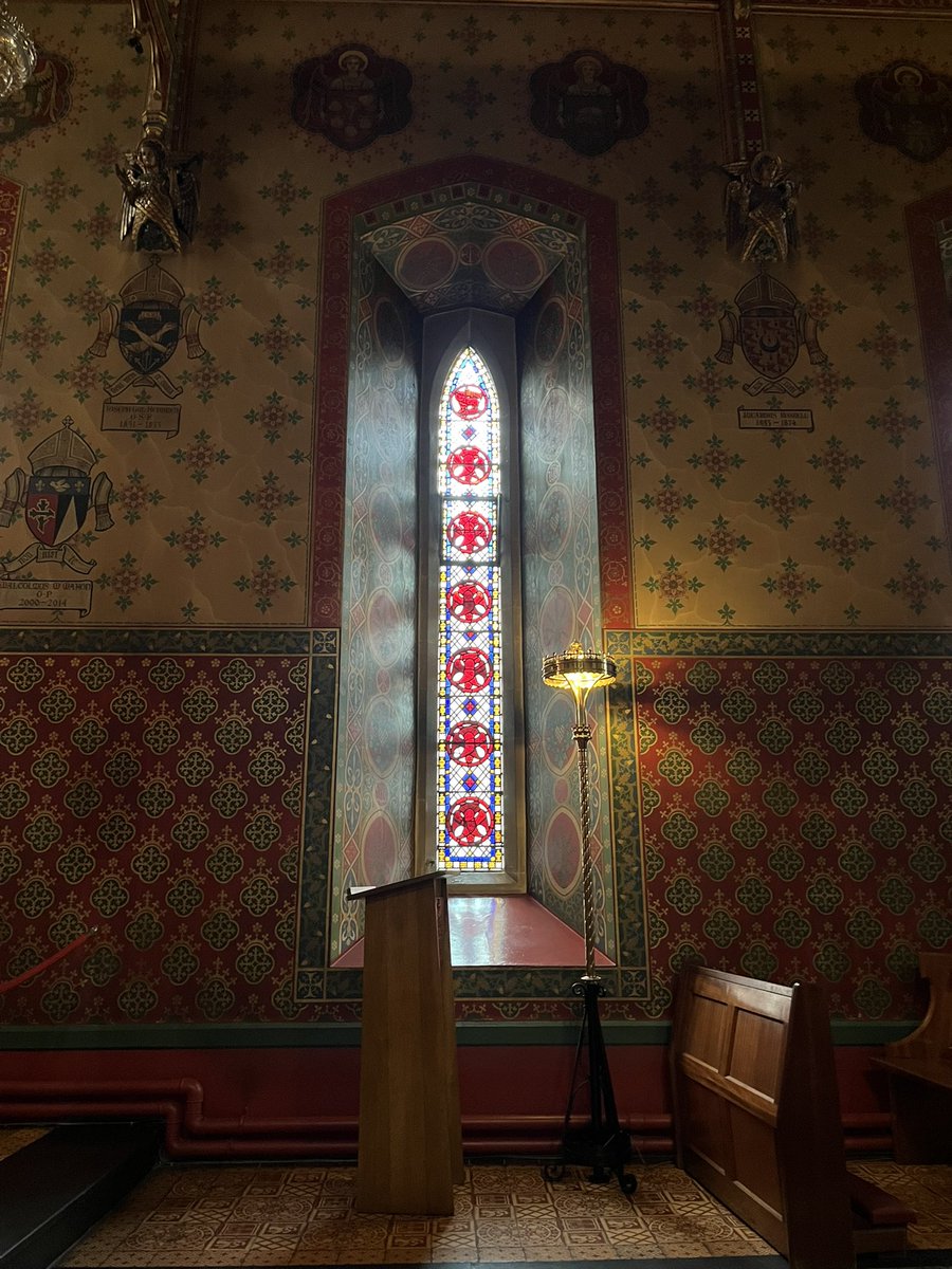 FloralRainbowAW's tweet image. For #WeekWForWindows #AlphabetChallenge 
Some of the beautiful stained glass windows in St Barnabas cathedral Nottingham 🏹