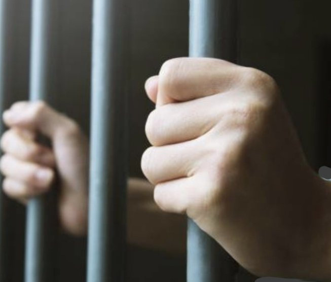 El próximo jueves día 4 de diciembre un guardia civil va a ser juzgado en un tribunal militar por unos hechos que en cualquier otro funcionario público sólo constituiría una infracción administrativa y que podría llevarlo a prisión!
ÚNETE EN SU APOYO‼️
#Prisionerodelainsularidad