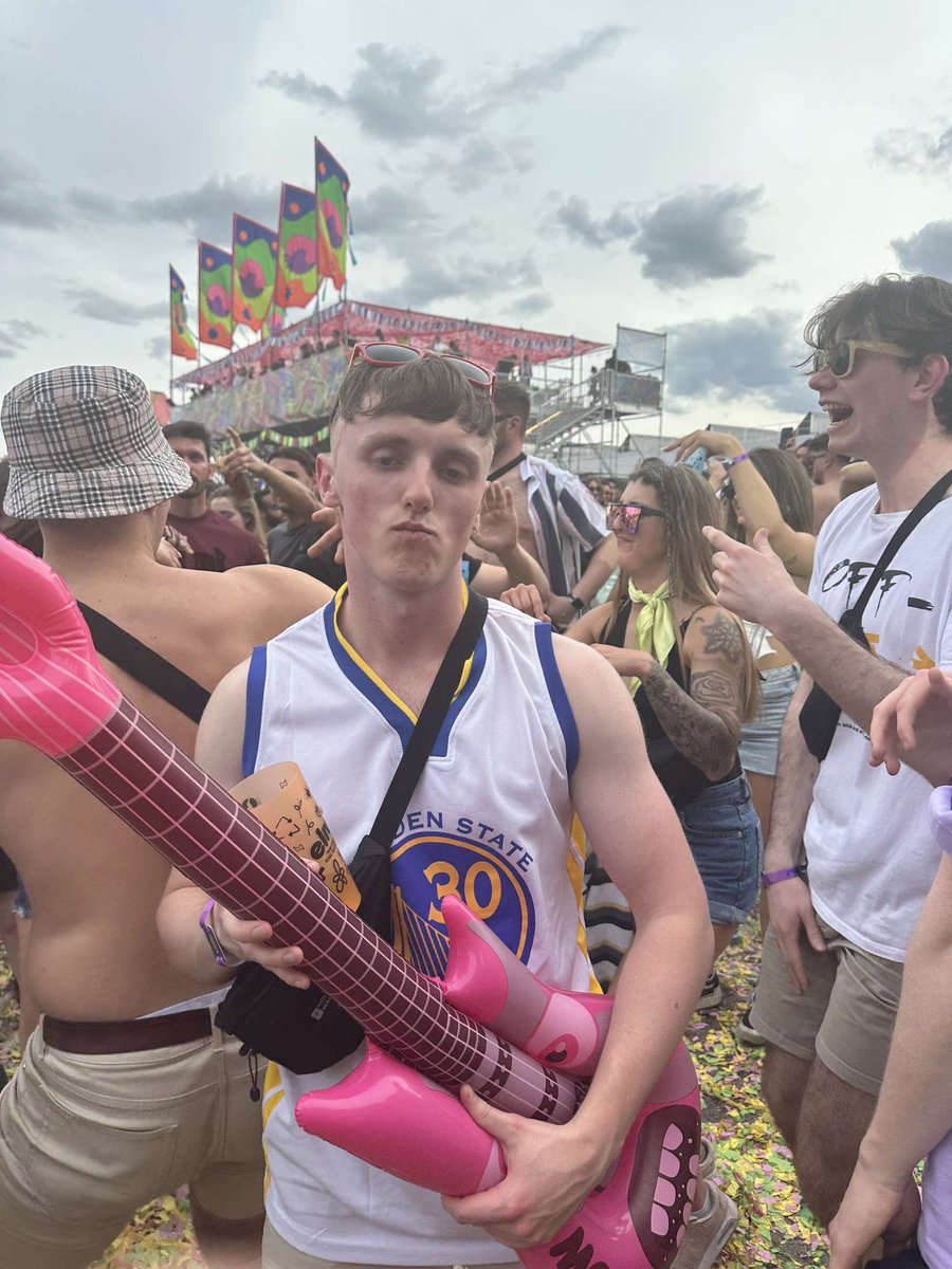 MatthewBarry19's tweet photo. That feeling when mum makes stew for dinner….. but dad orders a takeaway!! And look at my friend hodger. He gets me riled up!! Him and my friend @james39562964 have a non-binary, demi-curious relationship. Really bizarre? Snapchat really needs to up its gif game. Gif Keyboard 🐐 https://t.co/ijjVJY3VB0