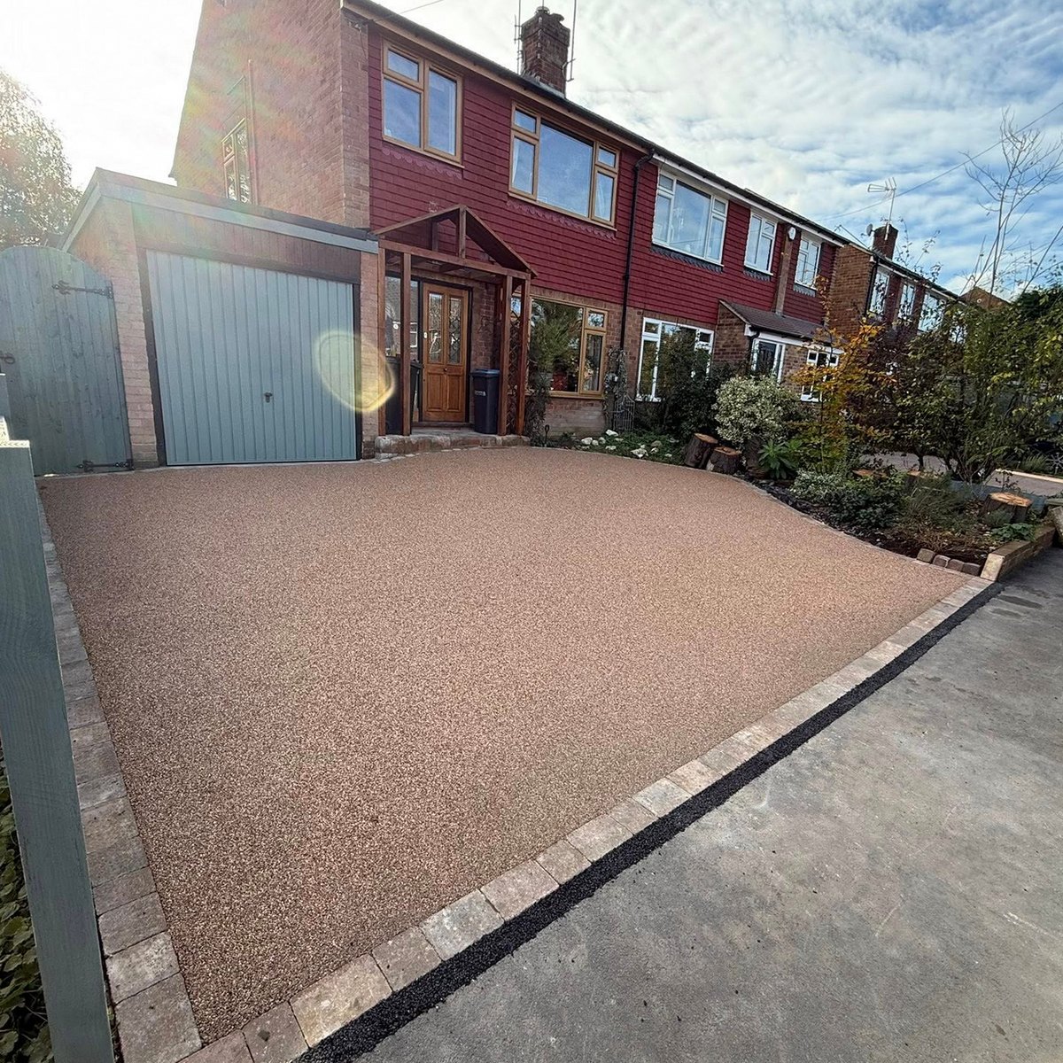 GCLProducts's tweet photo. Another stunning resin bound driveway installed by DPS Landscaping! 

Using @permabounduk's Ravine Rock blend and The Resin Bull’s MeshAndGo triple-layered fibreglass sub-base system! 💪

#gclproducts #permabound #resinbound #landscaping #surfacing #home https://t.co/rYDVhF19m5