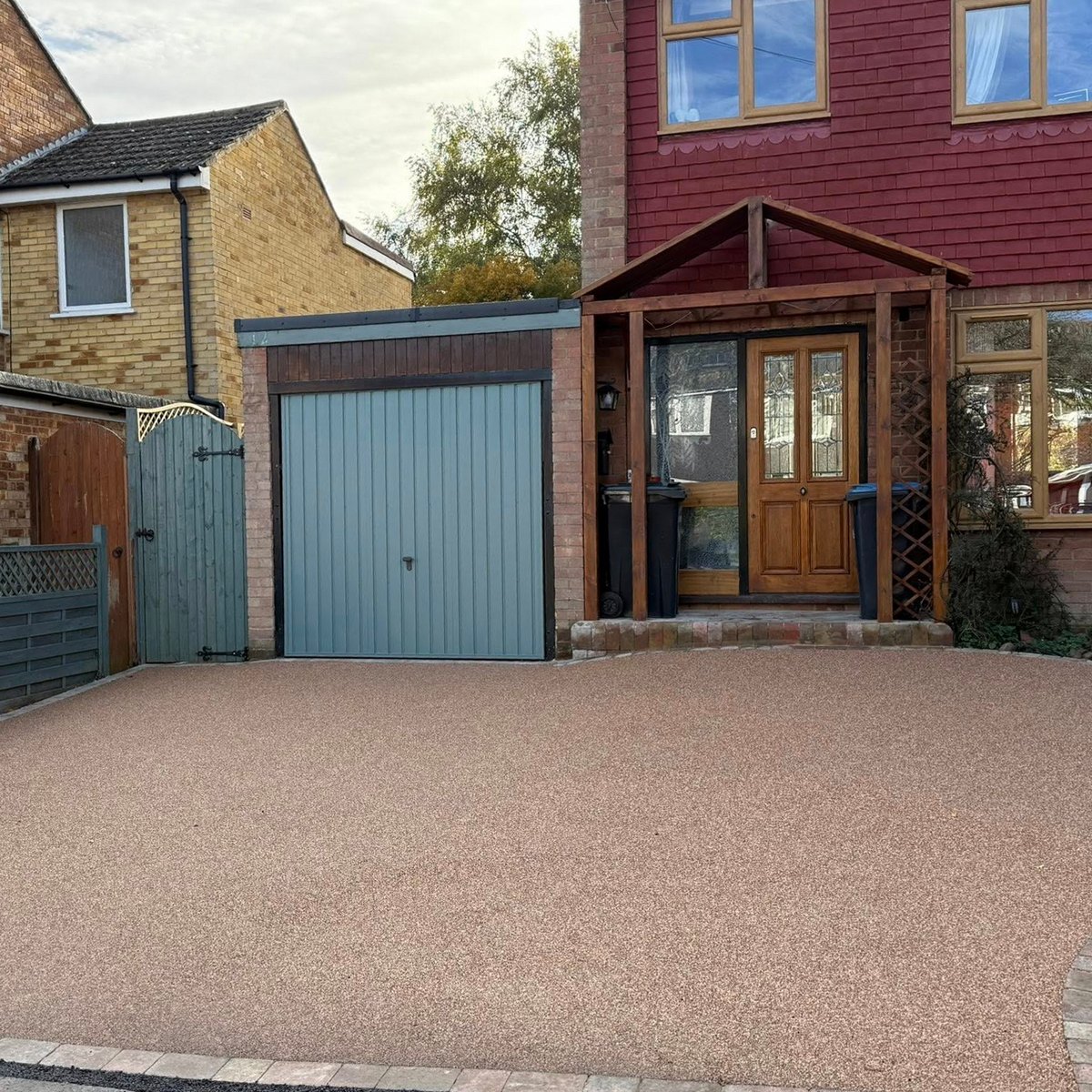 GCLProducts's tweet photo. Another stunning resin bound driveway installed by DPS Landscaping! 

Using @permabounduk's Ravine Rock blend and The Resin Bull’s MeshAndGo triple-layered fibreglass sub-base system! 💪

#gclproducts #permabound #resinbound #landscaping #surfacing #home https://t.co/rYDVhF19m5