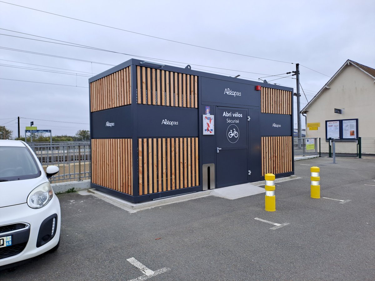 🚆Installer un stationnement vélo dans un pôle intermodal protège contre le vol, valorise l’intermodalité et libère l’espace public. 
🚲Un bon équipement de stationnement, c’est + de cyclistes au quotidien !
👉Fiche "pôles intermodaux" dans le Guide FUB : fub.fr/sites/fub/file…