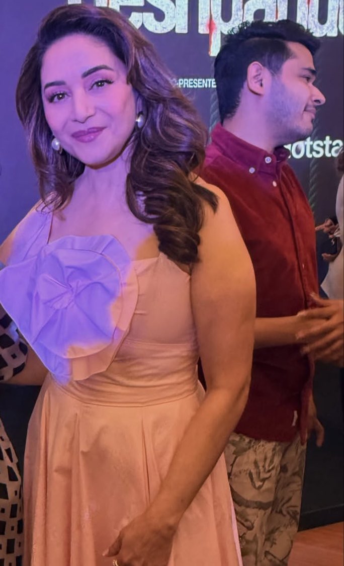 BiK596882's tweet photo. 👉:- Madhuri Dixit 💐❤️🥰
#MrsDeshpande #MrsDeshpandeOnJioHotstar #DivaMagic