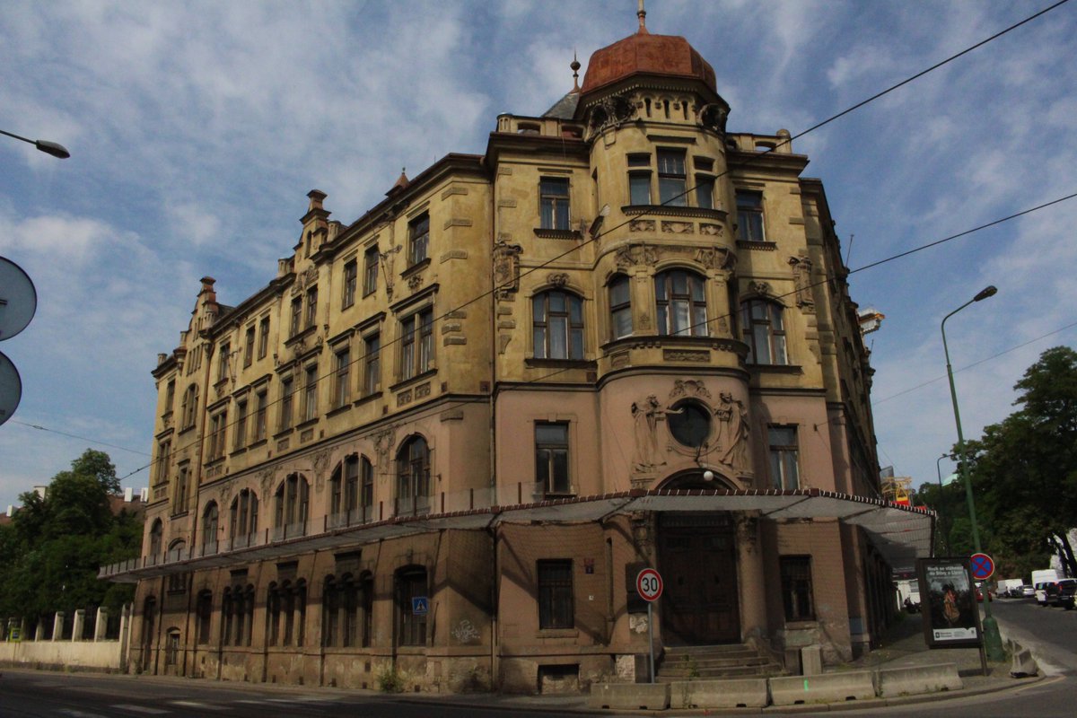 ÚZSVM učinil další důležitý krok k záchraně budovy bývalého Klárova ústavu slepců.  Dokončil dokumentaci pro společné územní a stavební povolení a na konci listopadu podal žádost o vydání rozhodnutí o povolení stavby. → uzsvm.gov.cz/uzsvm-podal-za…
