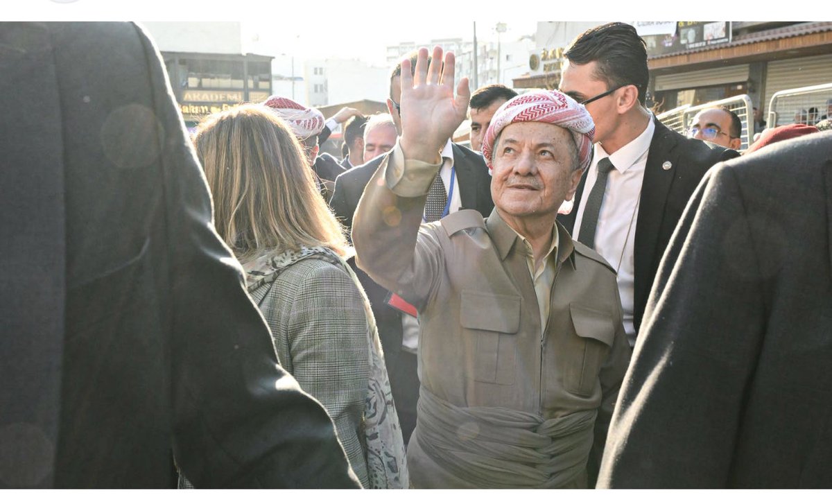 Mihemed's tweet photo. “Yabancı” Olan Bahçeli’dir

Devlet Bahçeli’nin “Vatan topraklarımızda yabancı üniformalı askerlerin uzun namlulu silahlarla ortalıkta dolaşmaları tek kelimeyle rezalettir” sözleri, gerçeğin üzerini örten, tarihsel ve toplumsal bağlamdan kopuk, inkârcı bir bakışın ürünüdür.
Cizre’ye, Melayê Cizîrî Sempozyumu’na gelen Mesud Barzani ne yabancıdır ne de ayak bastığı topraklar ona uzak bir coğrafyadır. Sempozyumda konuşan bütün katılımcıların ve AKP’den DEM Parti’ye uzanan geniş bir siyasi yelpazedeki isimlerin ortak vurgusu da bunu teyit etmiştir: Barzani kendi evine, kendi halkının arasına gelmiştir. Aynı duygu, onu coşkuyla karşılayan Cizre halkında da açıkça görülmüştür. Bu duyguyu bütün Kürd milleti paylaşmaktadır.

Dolayısıyla orada yabancı olan Barzani değil, bizzat Bahçeli’nin kendisi ve onun temsil ettiği dar, statik, değişime direnen, Kürd milletinin tarihsel bağlarını, hakikatini inkâr eden zihniyetidir. 

Asıl rezalet; Kürtlerin ve Kürdistan’ın kaderi üzerine hâlâ söz söyleme ve karar verme makamında bulunan, bölgenin gerçekliğiyle bağ kuramayan, Kürd milletinin hafızasına ve iradesine yabancı kalmış bu siyasetçilerin varlığıdır. Kendi topraklarında yaşayan bir milleti “yabancı” ilan edecek kadar körleşen bu zihniyet, hem sorunun kaynağını hem de çözümün önündeki en büyük engeli gözler önüne sermektedir.

Ayrıca, Mesud Barzani’yi Cizre’de karşılayanlar, devletin İçişleri Bakan Yardımcısı ile Şırnak Valisi’dir. Tüm ziyaret süreci, resmi protokole uygun şekilde yürütülmüştür.
İçişleri Bakan Yardımcısı ile Vali’nin, Mesud Barzani’ye ve Melayê Cizîrî Sempozyumu’na verdikleri önem de takdire şayandır.
Bu yüzden bir “rezalet” varsa o da Bahçeli’nin gerçeklerden kopuk zihin dünyasının ve onun bu zihin dünyasını paylaşanlarındır.
Hakikati kabul edeceksiniz.
