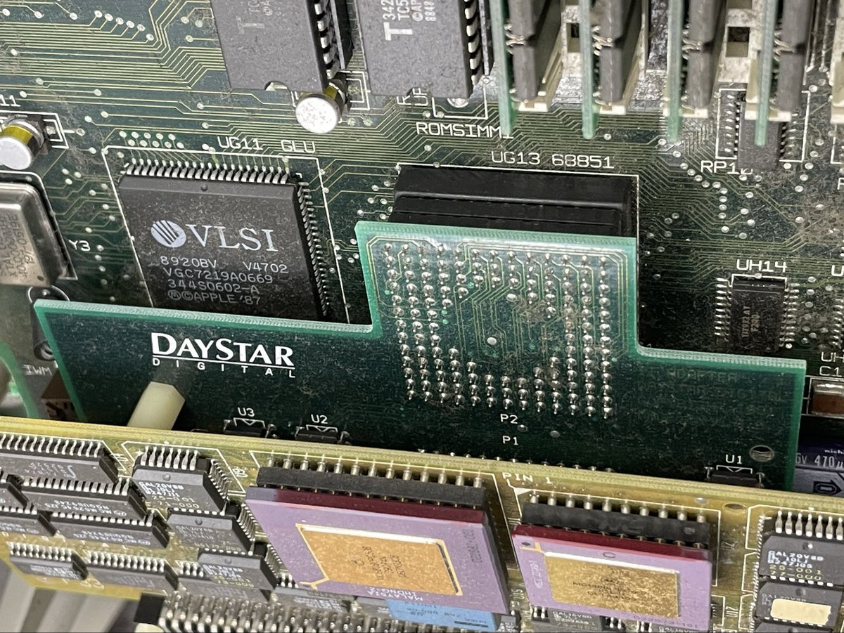 UJMacs's tweet photo. Macintosh II登場!
Daystarアクセラレーター搭載!でも通電しません🥲パーツ取りにいかがですか?リセットスイッチは欠落しています。#MacintoshII #アキバのお店 https://t.co/u2QiA2O04I