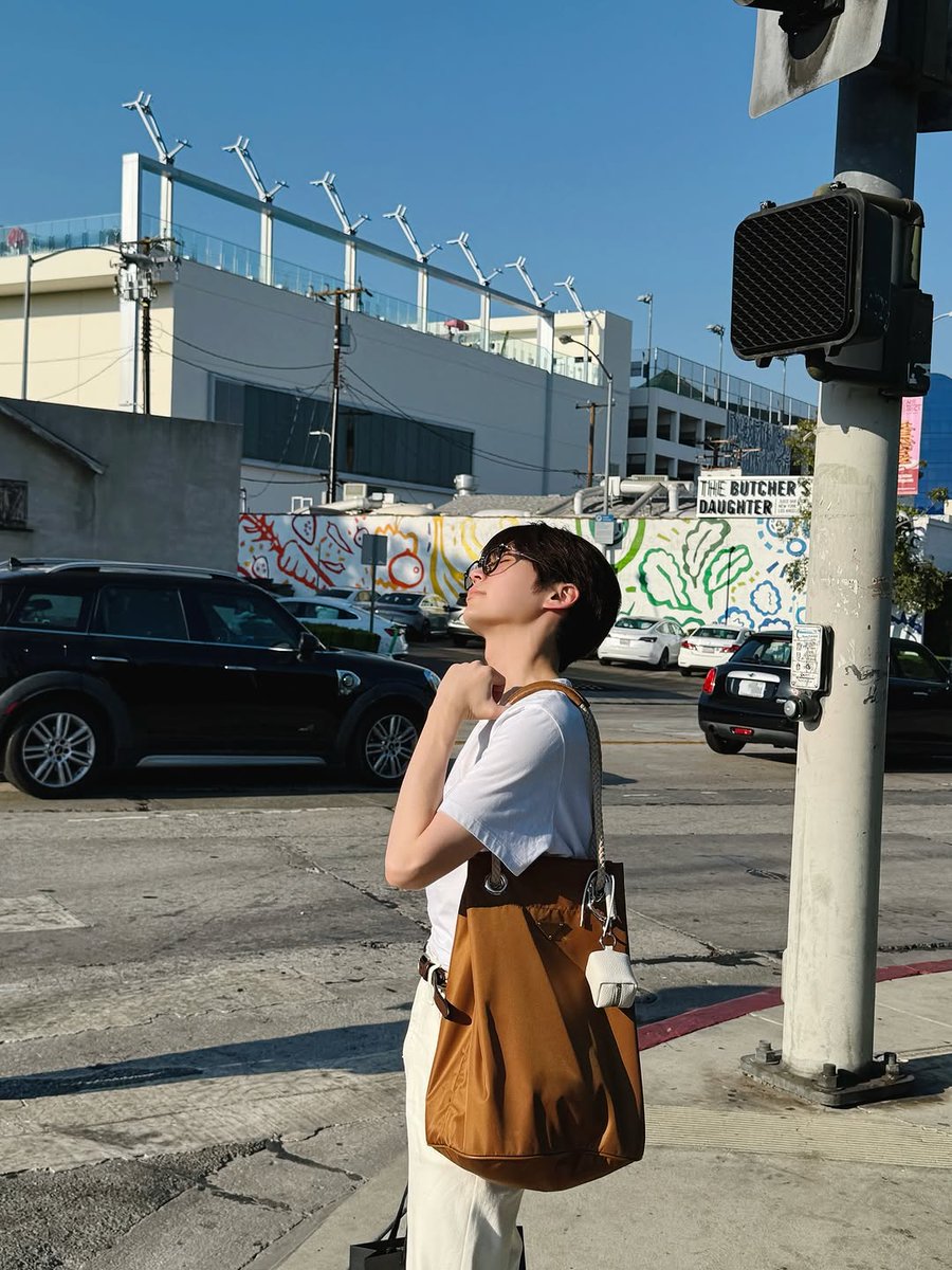 sunghanbib's tweet photo. It's mandatory to take a pic in front of the Universal logo when we're visiting Universal Studios, right? On a day that shines bright like this, it's better to spend time with your family or friends outside! Feel the breeze and share the laughter. 🌀 https://t.co/OZSOFD0o1S