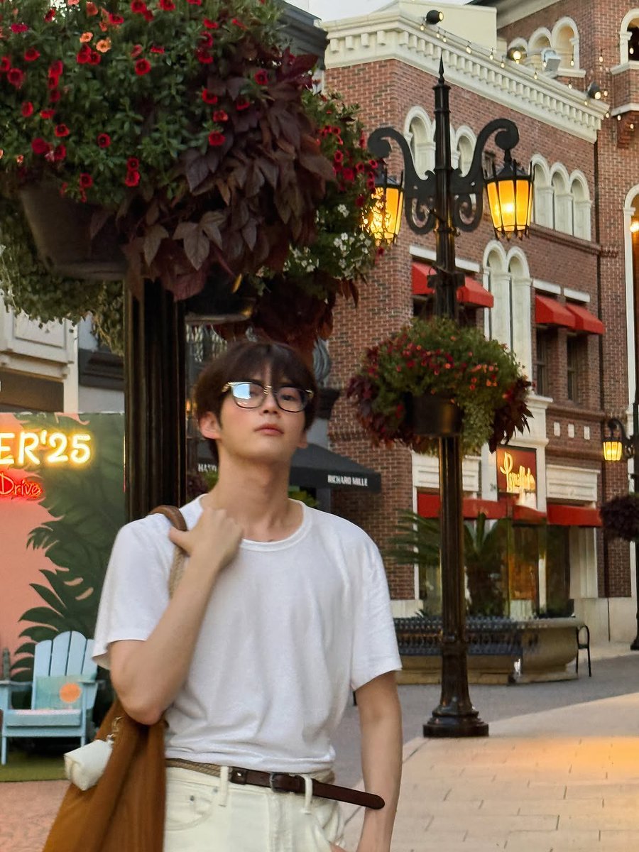 sunghanbib's tweet photo. It's mandatory to take a pic in front of the Universal logo when we're visiting Universal Studios, right? On a day that shines bright like this, it's better to spend time with your family or friends outside! Feel the breeze and share the laughter. 🌀 https://t.co/OZSOFD0o1S