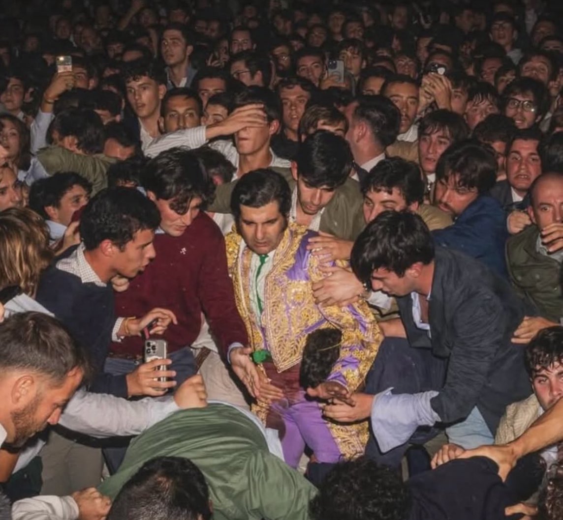 _simplebrand's tweet image. Cuando la afición lo rodea así, uno entiende que algunos no se retiran, 
ascienden al OLIMPO del toreo.

Nuestra camiseta refleja esa situación con los más grandes de la historia rodeándole. 

Drop 7: “EL OLIMPO”

simplebrand.site/products/drop-…