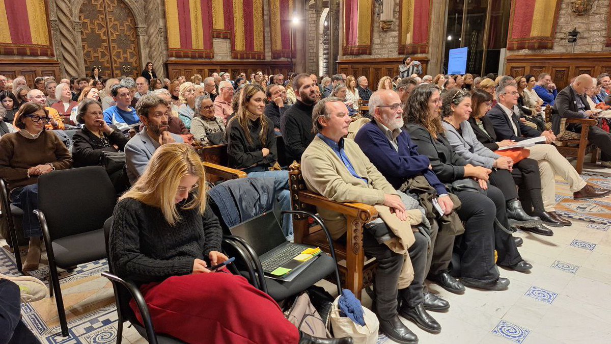 Acte commemoratiu del #DiaInternacionalVoluntariat a Barcelona, que va ser, l’any 2014, la primera capital europea del voluntariat, amb l’alcalde <a href="/xaviertrias/">Xavier Trias</a> 
<a href="/voluntaris_cat/">voluntaris.cat</a> , gràcies pel vostre compromís diari amb les persones i els seus drets. #DIV2025 #FerVoluntariatÉsUnDret