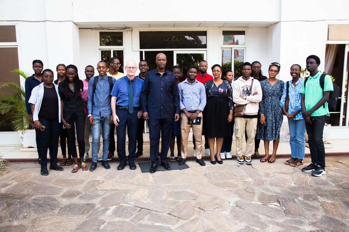 En marge de la Conférence #AfriquEurope, Prof.
<a href="/Jmltrouille/">Jean-Marc Trouille</a>, de <a href="/UniofBradford/">University of Bradford</a>, a salué le modèle d'enseignement bilingue 🇫🇷🇬🇧de <a href="/BIUBurundi/">Bujumbura International University</a> , qui selon lui, porte les étudiants vers l'intégration régionale et intercontinentale par la maîtrise de ces deux langues.
 #Bilingual