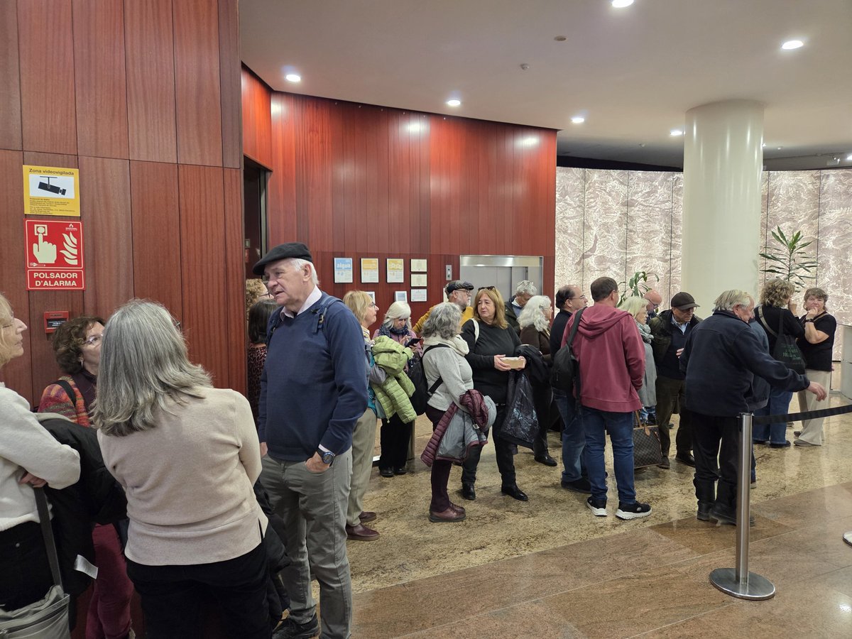 La <a href="/uniopagesos/">Unió de Pagesos</a> <a href="/PladeBalasc/">Salvem el Pla de Balasc</a> ocupen el hall del Departament de Territori <a href="/govern/">Govern de Catalunya</a> per aturar l'aprovació del nou #POUM de Santa Susanna
❌️ Que no s'afecti el sector agrícola amb equipaments i vials
✅️ Obrin expedients urbanístics contra el sector turístic que ocupa zones