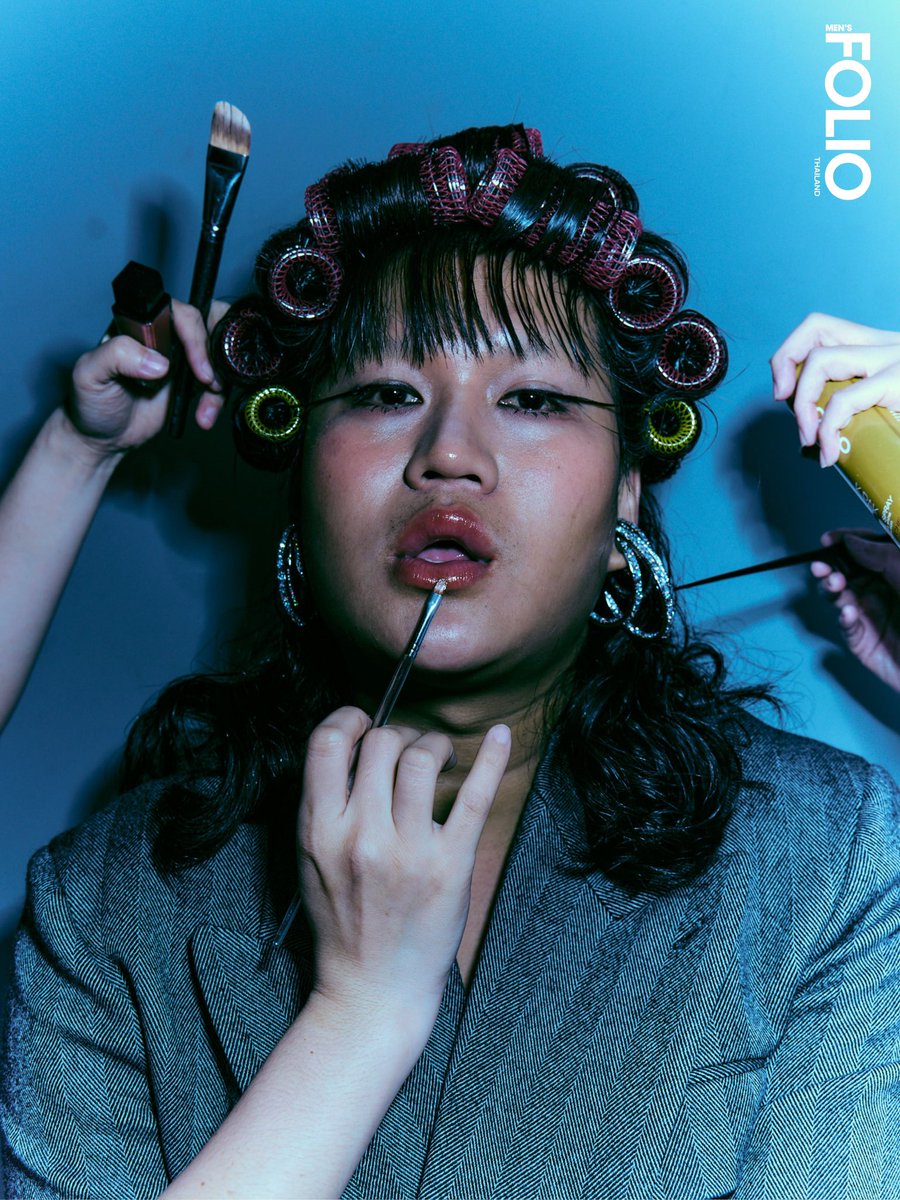 MensFolioTH's tweet image. ม๊าเดี่ยว อินฟลูเอนเซอร์ผู้มีสเน่ห์เฉพาะตัว ที่ถ่ายทอดนิยามของคำว่า สไตล์ ในแบบที่ไม่ต้องเหมือนใคร ไม่ต้องถูกจำกัดด้วยกรอบใดๆ จึงทำให้เขากลายเป็นตัวแทนของความกล้าที่จะโดดเด่น ‘Born to Stand Out’ จนกลายเป็นบุคลิกที่สะกดใจผู้ติดตามมากมาย

#MensFolioThailand
#MensFolioTH
#ม๊าเดี่ยว